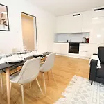 New Center With Private Entry & Parking * ציריך