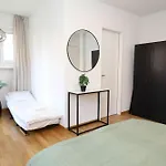 New Center With Private Entry & Parking דירה