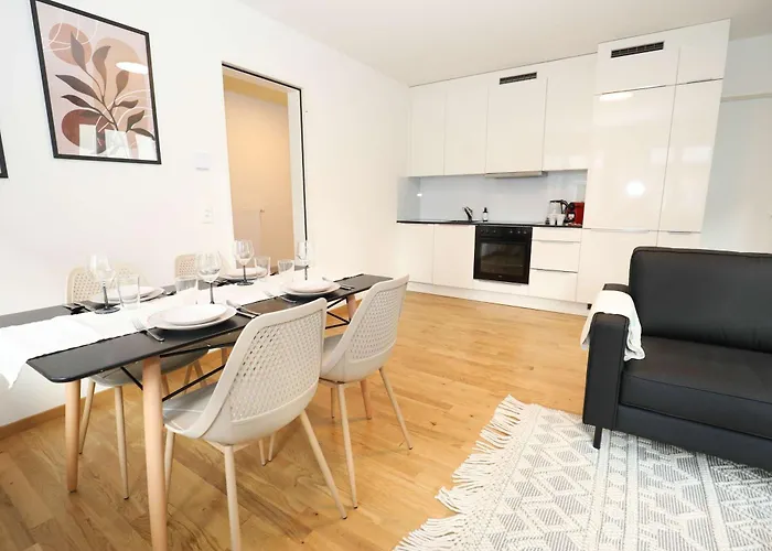 New Center With Private Entry & Parking * Zúrich