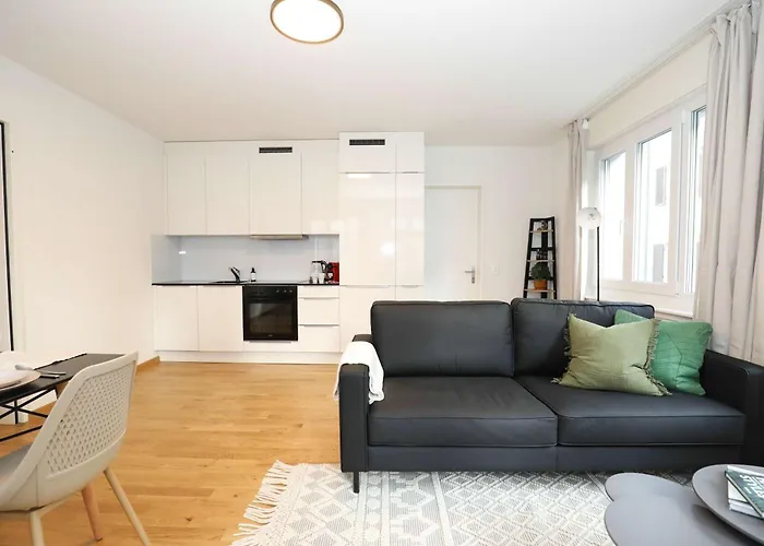 New Center With Private Entry & Parking * Zúrich